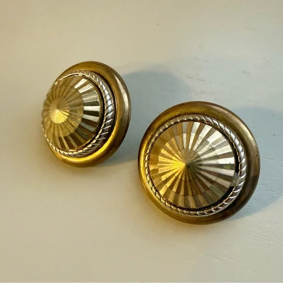 Vintage Monet Gold Tone Ribbon Swirl Clip On Earrings Textured Scroll 80s 90s - Picture 2 of 3